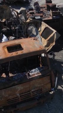 Bucha, Ukrayna 'daki yok edilmiş askeri donanımın dikey videosu