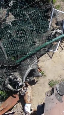 Bucha, Ukrayna 'daki yok edilmiş askeri donanımın dikey videosu