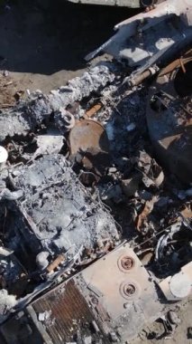 Bucha, Ukrayna 'daki yok edilmiş askeri donanımın dikey videosu