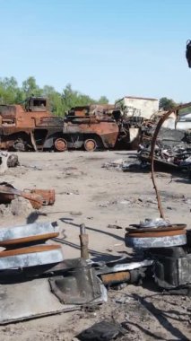 Bucha, Ukrayna 'daki yok edilmiş askeri donanımın dikey videosu