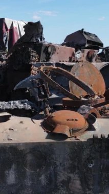 Bucha, Ukrayna 'daki yok edilmiş askeri donanımın dikey videosu