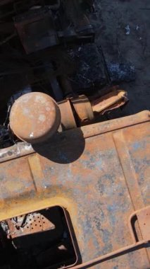 Bucha, Ukrayna 'daki yok edilmiş askeri donanımın dikey videosu