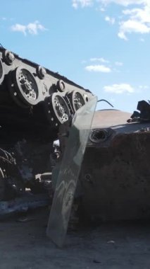 Bucha, Ukrayna 'daki yok edilmiş askeri donanımın dikey videosu