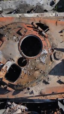 Bucha, Ukrayna 'daki yok edilmiş askeri donanımın dikey videosu