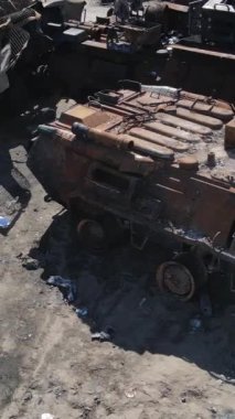 Bucha, Ukrayna 'daki yok edilmiş askeri donanımın dikey videosu