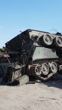 Bucha, Ukrayna 'daki yok edilmiş askeri donanımın dikey videosu