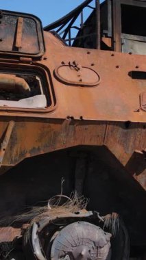 Bucha, Ukrayna 'daki yok edilmiş askeri donanımın dikey videosu