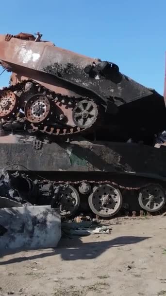 Vídeo Vertical Equipo Militar Destruido Bucha Ucrania — Vídeo de stock