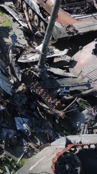 Vertikales Video Einer Zerstörten Militärischen Hardware Bucha Ukraine — Stockvideo