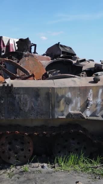 Vertikal Video Förstörd Militär Hårdvara Bucha Ukraina — Stockvideo