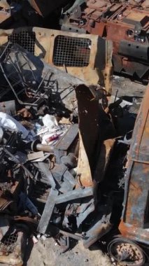 Bucha, Ukrayna 'daki yok edilmiş askeri donanımın dikey videosu