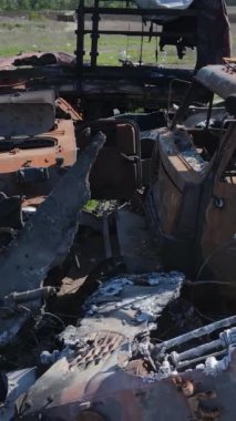 Bucha, Ukrayna 'daki yok edilmiş askeri donanımın dikey videosu