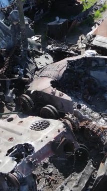 Bucha, Ukrayna 'daki yok edilmiş askeri donanımın dikey videosu