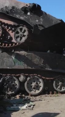 Bucha, Ukrayna 'daki yok edilmiş askeri donanımın dikey videosu