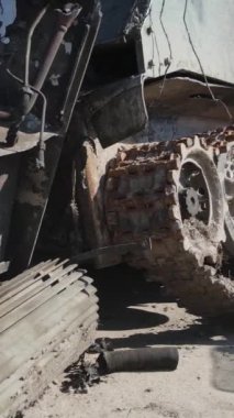 Bucha, Ukrayna 'daki yok edilmiş askeri donanımın dikey videosu