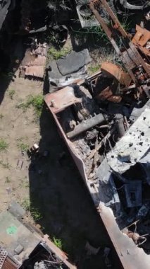 Bucha, Ukrayna 'daki yok edilmiş askeri donanımın dikey videosu
