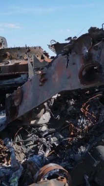 Bucha, Ukrayna 'daki yok edilmiş askeri donanımın dikey videosu
