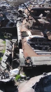 Bucha, Ukrayna 'daki yok edilmiş askeri donanımın dikey videosu