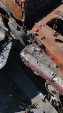 Bucha, Ukrayna 'daki yok edilmiş askeri donanımın dikey videosu