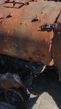 Bucha, Ukrayna 'daki yok edilmiş askeri donanımın dikey videosu