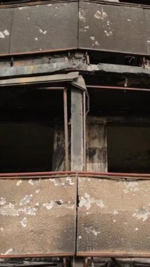 Ukrayna, Kyiv 'de yanmış ve yıkılmış bir evin dikey videosu