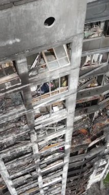 Ukrayna, Kyiv 'de yanmış ve yıkılmış bir evin dikey videosu
