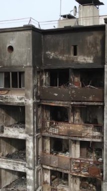 Ukrayna, Kyiv 'de yanmış ve yıkılmış bir evin dikey videosu