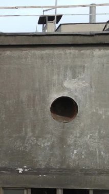 Ukrayna, Kyiv 'de yanmış ve yıkılmış bir evin dikey videosu