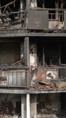 Ukrayna, Kyiv 'de yanmış ve yıkılmış bir evin dikey videosu