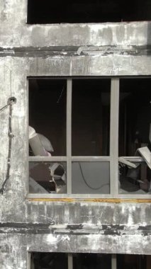 Ukrayna, Kyiv 'de yanmış ve yıkılmış bir evin dikey videosu