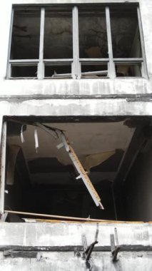 Ukrayna, Kyiv 'de yanmış ve yıkılmış bir evin dikey videosu