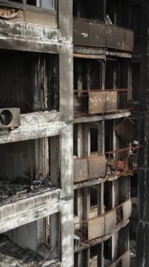 Ukrayna, Kyiv 'de yanmış ve yıkılmış bir evin dikey videosu