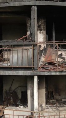 Ukrayna, Kyiv 'de yanmış ve yıkılmış bir evin dikey videosu
