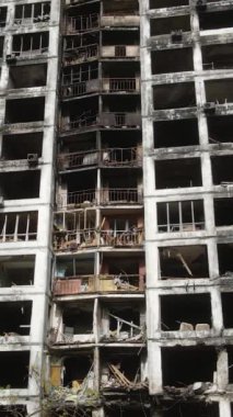 Ukrayna, Kyiv 'de yanmış ve yıkılmış bir evin dikey videosu