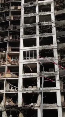 Ukrayna, Kyiv 'de yanmış ve yıkılmış bir evin dikey videosu