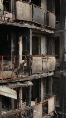 Ukrayna, Kyiv 'de yanmış ve yıkılmış bir evin dikey videosu
