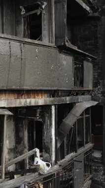 Ukrayna, Kyiv 'de yanmış ve yıkılmış bir evin dikey videosu