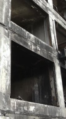 Ukrayna, Kyiv 'de yanmış ve yıkılmış bir evin dikey videosu