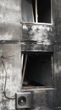 Ukrayna, Kyiv 'de yanmış ve yıkılmış bir evin dikey videosu