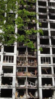 Ukrayna, Kyiv 'de yanmış ve yıkılmış bir evin dikey videosu