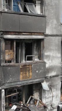 Ukrayna, Kyiv 'de yanmış ve yıkılmış bir evin dikey videosu