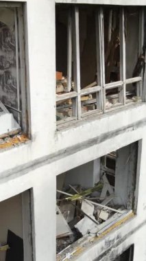 Ukrayna, Kyiv 'de yanmış ve yıkılmış bir evin dikey videosu