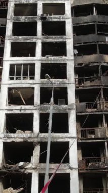 Ukrayna, Kyiv 'de yanmış ve yıkılmış bir evin dikey videosu