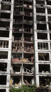 Ukrayna, Kyiv 'de yanmış ve yıkılmış bir evin dikey videosu