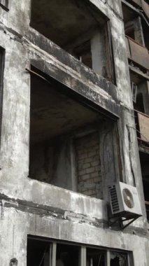 Ukrayna, Kyiv 'de yanmış ve yıkılmış bir evin dikey videosu