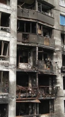 Ukrayna, Kyiv 'de yanmış ve yıkılmış bir evin dikey videosu