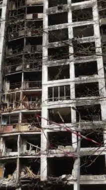 Ukrayna, Kyiv 'de yanmış ve yıkılmış bir evin dikey videosu