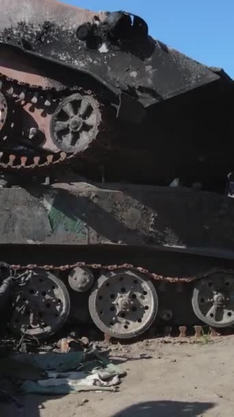 Vídeo Vertical Equipo Militar Destruido Bucha Ucrania — Vídeos de Stock