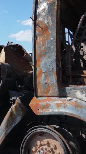Bucha Ukrayna Daki Yok Edilmiş Askeri Donanımın Dikey Videosu — Stok video