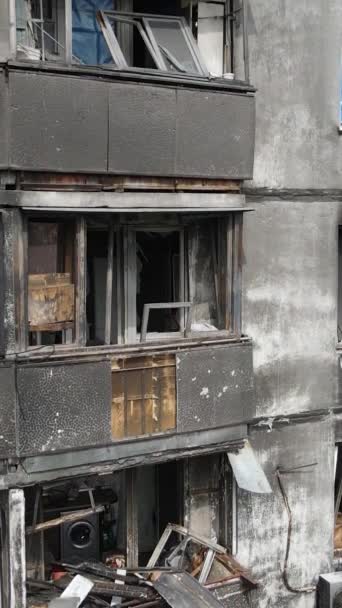 Pystysuora Video Palanut Tuhoutunut Talo Kiovassa Ukraina — kuvapankkivideo